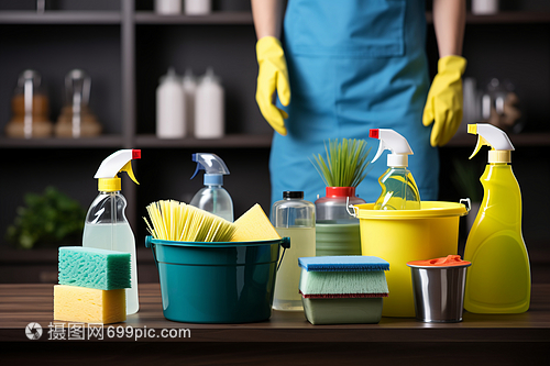 平凡岗位上的守护者 擦桌子的清洁工与清洁用品的默契