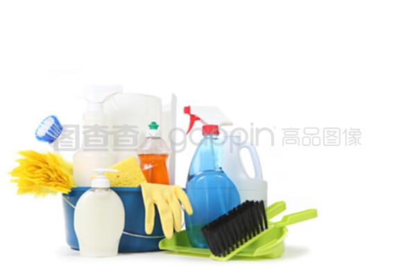 蓝色水桶中的清洁与科技 家庭清洁用品与计算机设备的巧妙结合